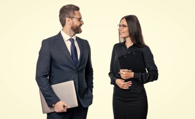 Sözleşmeyle uğraşıyorum. Belgeyi imzalayan iş adamları. İş adamları kontrat imzalıyor. Beyazlar üzerinde izole edilmiş bir iş anlaşması imzalamak. Pazarlıkta iş ortağı. İyi anlaşma..