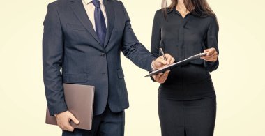 Pazarlıkta iş ortağı. Sözleşmeyle uğraşıyorum. Belgeyi imzalayan iş adamları. İş adamları kontrat imzalıyor. Beyazlar üzerinde izole edilmiş bir iş anlaşması imzalamak. Yazılı sözleşme.