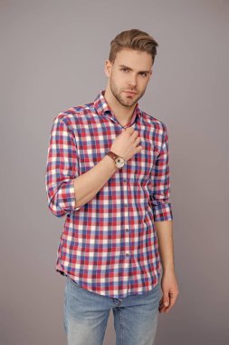 Lüks kol saati olan adamlar. Millennial yakışıklı adam kol saatini gösteriyor. Erkekler için moda aksesuarı. Erkek moda aksesuarı. Saati olan adam Grey 'de izole edilmiş. Kol saatini gösteren bir adam. Zaman Dakikliği.