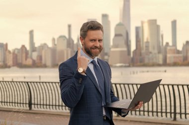 İşletme yöneticisi uzaktan kumanda çalışıyor. Sanal toplantı. Açık havada yenilikçi fikirlerden ilham alan serbest geliştirici. Manhattan 'ın iş adamı. Çevrimiçi çalışan İspanyol iş adamı. Hedeflere ulaş.