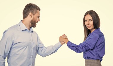 Liderlik için rekabet. İş rekabeti. İki iş adamı bilek güreşinde yarışıyor. Yükselen iş rekabeti. Ofiste karşılaşma. İş adamları bilek güreşi yapıyor..