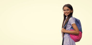 Üniversitede eğitim. Kız öğrenci beyazdan soyutlanmış. 1 Eylül. Ders çalışma zamanı. Bilgi ve eğitim. Okul eğitimi. Öğrenci hayatı. Genç kız okula geri döndü. Bilgi toplama günü. Eğitici Şık.