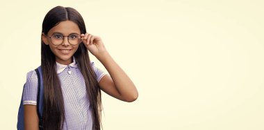 1 Eylül. Ders çalışma zamanı. Bilgi ve eğitim. Okul eğitimi. Öğrenci hayatı. Genç kız okula geri döndü. Bilgi toplama günü. Üniversitede eğitim. Kız öğrenci beyazdan soyutlanmış. Pankart.