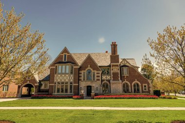 Banliyö kır evi mimarisi. Modern banliyö evi. Açık alanda bir apartman. Mahalledeki banliyö yazlık evi. Banliyö yazlık evi. emlak sigortası.