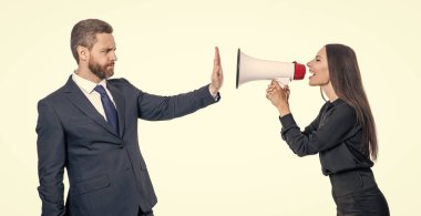 Rekabet konsepti. İş çatışması. İşkadını, çalışana hoparlörle bağırıyor. İş ortaklarının terfi konusunda anlaşmazlıkları var. Çatışmaları çözen iş adamları. suçlama kabul edilmiyor.