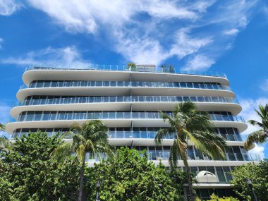 Otel mimarisi. Modern binaların mimarisi. Perspektif yerleşim yeri gökdeleni. Modern gökdelen binası. Miami sahilinde mimari bir bina. Gökdelen perspektif görüntüsü. Palmiye ağaçları.
