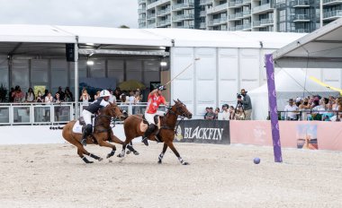 Miami Plajı, ABD-17 Kasım. 2024: Polo oyuncuları Dünya Polo Ligi Plajı 'nda oynuyorlar. Miami Beach, FL 'deki atların polo oyuncuları.