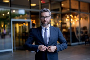 İş adamı toplantı için hazırlanıyor. Başarılı bir iş. Girişimcinin başarısı. Ofis müdürü. Dışarıdaki iş adamı. Takım elbiseli bir iş adamı. Olgun İspanyol iş adamı.