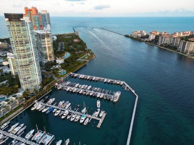 Yaz tatili. Lüks Güney Sahili marinası. Lüks bir yat. Miami güney sahili hava manzaralı. Yat kulübü. Marina Miami, Florida 'da. Gökdelen. Lüks yatı olan Miami marinası..