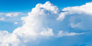 Mavi gökyüzü ve birkaç bulut. Gökyüzü çok parlak ve bulutlar her yere dağılmış. Mavi gökyüzünde güzel bir bulut. Gökyüzünde beyaz kabarık bulutlar