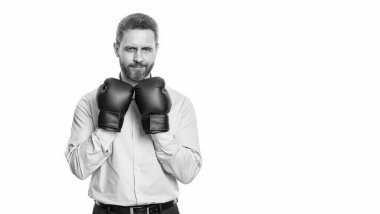 İş kavgası. Şirket savaşında savaşan iş adamı beyazları izole etti. İş adamı iş hayatında liderlik savaşı veriyor. Boks eldivenleriyle liderlik için savaşıyor. İş başarısı. Boşluk afişini kopyala.