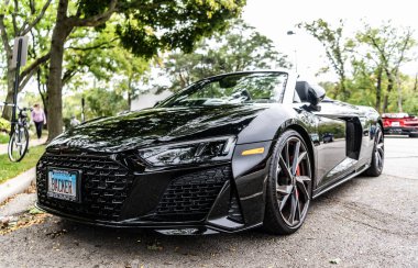 Chicago, Illinois - 29 Eylül 2024 üstü açık Audi R8 Spyder v10. Audi R8 Spyder V10 lüks arabayı sokağa park etmiş. Audi R8 Spyder siyah renk kenar görünümü