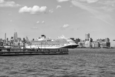 New York, ABD - 16 Haziran 2023 Veneziaw Karnavalı. New York Manhattan 'ın Skyline' ı Hudson Nehri yolcu gemisiyle seyahat ediyor.