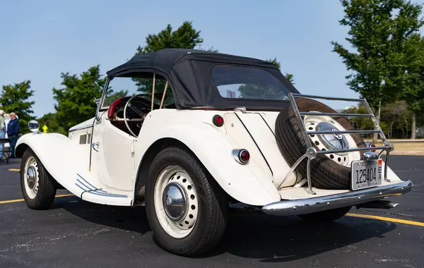 Chicago, Illinois, ABD - 08 Eylül, 1954 MG eski spor üstü açık spor araba, köşe manzaralı. Retro spor araba. Üstü açık MG TF araba. Chicago 'da MG TF beyaz