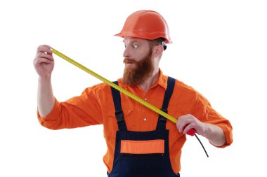 mezura. İnşaat mühendisi şok oldu. Mimar işçi, mezura tutuyor. Sakallı inşaat işçisi. İnşaatçı beyazda izole edilmiş. İnşaat mühendisi. Mimar ölçüm boyutu.