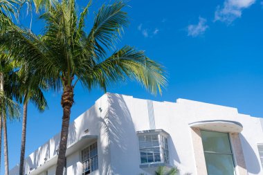 Binanın düşük açılı görüntüsü. Konut mimarisi. Mimari dış görünüş. Evin dış kısmı parçalanmış. Modern apartman binası. Yaz cenneti. Palmiye ağaçları olan bir apartman..