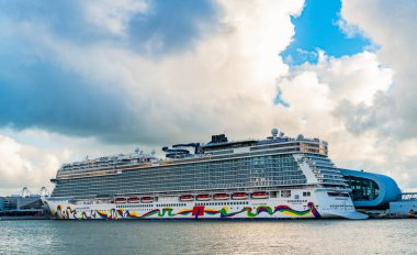 Miami, Florida, ABD - 03 Kasım 2024: Norveç tekrarı. Gemi tatili. Yaz tatilinde gemi turu. Gemi seyahati, deniz yolculuğu. Lüks yolcu gemisi. Norveç yolcu gemisi, NCL.