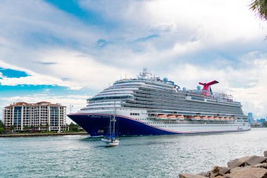 Miami, Florida, ABD - 09 Haziran 2024: Karnaval ufku yolcu gemisi. Gemi seyahati. Tatildeki yolcu gemisinin havadan görünüşü. Denizde seyahat et. Lüks yolcu gemisi. Gemi Miami limanından ayrılıyor..
