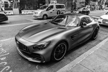 New York City, ABD - 09 Ağustos 2023: Mercedes Benz AMG GT 2018 park edilmiş spor araba, yan köşe manzaralı.