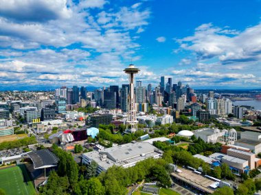 Seattle, Washington, ABD... 25 Temmuz 2024, Space Needle. Modern Seattle bölgesi, ABD. Hava boşluğu iğnesinin mimarisi. Washington 'daki Space Needle kulesiyle Seattle' ın havadan görüntüsü. Seattle şehir merkezi