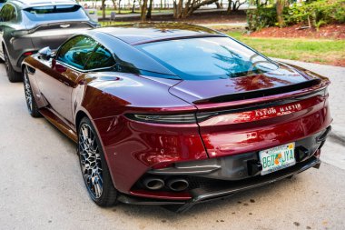 Miami Beach, Florida USA - 9 Haziran 2024: Aston Martin DBS Superleggera Coupe. Miami sahilinde lüks araba Aston Martin DBS Superleggera Coupe. arka plan
