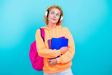 Bilgi toplama günü. Üniversitede eğitim. Maviyle izole edilmiş bir kızın ödevi. Bilgi ve eğitim. Okul eğitimi. Modern eğitim. Kız öğrenci çalışma kitabını tutuyor. Okula dönelim. Öğrenci motivasyonu.