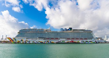 Miami, Florida, ABD - 03 Kasım 2024: gemi tatili ve deniz yolculuğu. Lüks yolcu gemisi. Norveç tekrarı. Gemi seyahati. Yaz tatilinde gemi turu. Norveç yolcu gemisi, NCL.