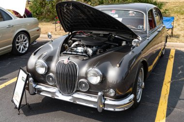 Chicago, Illinois, ABD - 08 Eylül 2024: Silver Vintage araba Jaguar S Type 3.4 Liters retro spor araba, ön görüş. Retro spor araba. Lüks Gümüş Vintage araba Jaguar S Tip 3.4 Litre