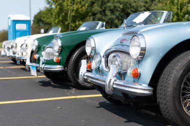 Chicago, Illinois, ABD - 08 Eylül 2024: Austin Healey 3000 MKIII iki koltuklu, üstü açılabilir eski araba, köşe manzaralı. Retro vagon hazır. Retro Austin Healey 3000 MKIII arabası. Austin Healey 'de