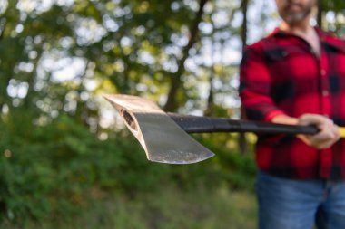 Acımasız oduncu. Oduncu tarzı. Balta bıçaklı bir oduncu. Balta içeride, dışarıda odun kesiyor. Odun kesiyorum. Keskin bıçak. Vahşilik ve erkeklik. Seçici odaklı baltalı oduncu.