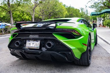 Miami Beach, Florida USA - 9 Haziran 2024 Lamborghini Huracan Tecnica Green Miami plajında. Lamborghini lüks bir İtalyan otomobil üreticisi.