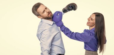 İş kavgası. İş ortakları boks eldivenleriyle dövüşüyor. Öfke kontrolü. İki iş adamıyla iş kavgası. İş adamları birbirlerine karşı savaşırlar. iş yerinde çatışma.