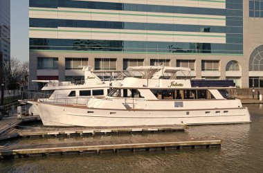 New York City, ABD - 14 Mart 2024: Juliette lüks yatı limana yanaşmak üzere yaz tatili.