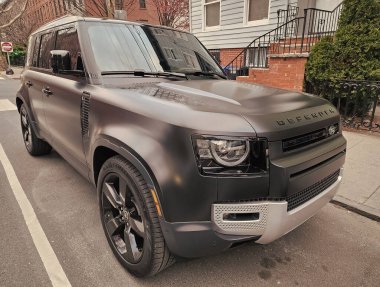 New York City, ABD - 18 Mart 2024: Land Rover Defender dışarıda siyah, açı görünümü.