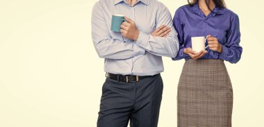 İş adamları bardakla iletişim kuruyor. Meslektaşlar iş toplantısı yapıyor. İşadamlarının şirketten ayrılması. Ofiste kahve molası. Moladaki iş arkadaşım beyazları soyutladı. Kırpılmış görünüm.