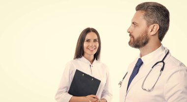 Doktorun reçetesi var. Doktor dahiliyecisi beyaz pano ile izole edilmiş. Hemşireye reçete yazan doktor. Reçeteli. İlaç ve sağlık sigortası. Hastanedeki doktor. Boşluk afişini kopyala.