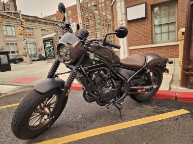 New York City, ABD - 10 Mart 2024: Honda Rebel 300 motosikleti açık hava manzaralı.
