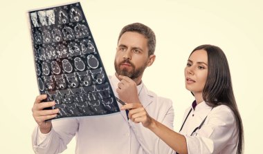 Doktor ve Radyolog MRI taramasında teşhisi tartıştılar. Doktor kaliteli sağlık hizmeti veriyor. Sağlık ve ilaç. Klinikte teşhis muayenesi yapan doktorla sağlık hizmetleri.