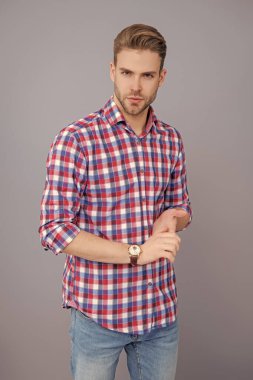 Kafkasyalı milenyum adamı. Gri tişörtlü adam izole edilmiş. Saç stili olan yakışıklı bir genç. Moda erkek modası. Normal erkek stili. Cilt bakımı ve erkeklerin güzellik anlayışı. Kuaförden sonra.