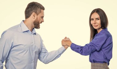Ofiste karşılaşma. İş rakipleri bilek güreşi yapıyor. Liderlik için rekabet. İş rekabeti. Bilek güreşinde yarışan iki iş adamı beyaza izole edilmiş. Zorlu rekabet.