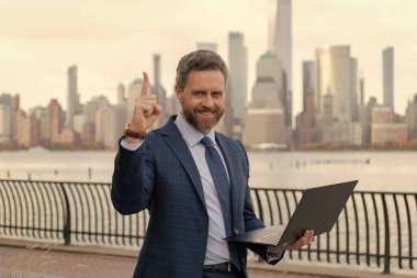 Yenilikçi fikirlerden ilham alan serbest geliştirici. Manhattan 'ın iş adamı. Çevrimiçi çalışan İspanyol iş adamı. İşletme yöneticisi uzaktan kumanda çalışıyor. Sanal toplantı. Sürücü yeniliği.