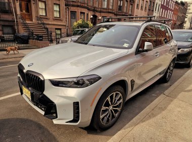 New York City, ABD - 27 Şubat 2024: BMW X5 lüks modern araba, köşedeki manzara.