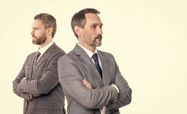 Resmi takım elbiseli iki iş adamı. Hırslı iş adamı desteği. Profesyonel iş lideri ve menajeri. İnsan portresi. Başarılı iş adamı. İş arkadaşları beyazları izole ediyor. reklam.