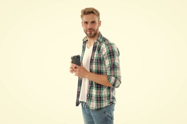 Kahveli milenyum adamı beyaz üzerine izole edilmiş. Geçmişinde kahve olan bin yıllık bir adam. Stüdyoda kahve içen milenyum adamı. Kahveli milenyum adamı fotoğrafı..