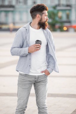 Sokakta kahve molası veren sıradan bir adam. Kahve molasındaki adamın fotoğrafı. Kahve molasındaki adam. Kahve molasındaki adam..