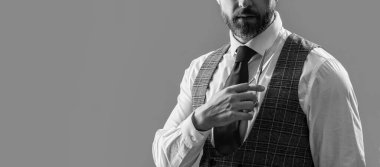 Berber dükkanında traşsız bir adamın gri arka planda izole edilmiş bir şekilde makas tutuşu görüntüsü. Adam berber makasıyla saç kesiyor. Berber dükkanında berberlik yapan bir adam. Berber dükkanındaki sakallı adam..