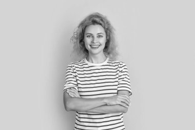 Gülümseyen kızıl saçlı kadın yüzü sarı arka planda soyutlanmış. Stüdyodaki genç kızıl saçlı kadının yüzü. Yetişkin kızıl saçlı kadın yüzü.