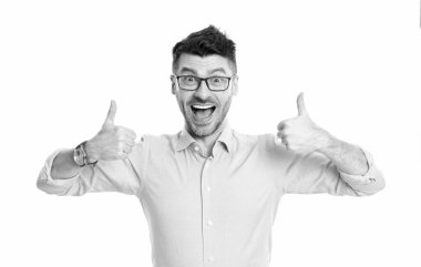 Beyaz arka planda izole edilmiş onaylı jestleri olan hayret verici iş adamı. İş adamı stüdyoda boy gösteriyor. İşadamı jestini onaylayın. Onaylı yetişkin iş adamı.