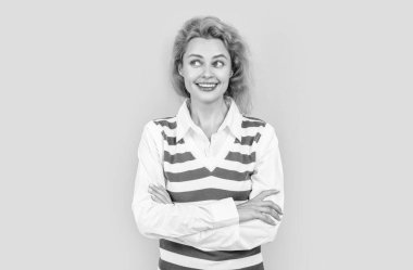 Duygularını ifade eden gülümseyen bir kadının fotoğrafı. Renkli arka planda kızıl saçlı kadın portresi. Sarı arka planda izole edilmiş kadın portresi. Stüdyodaki kadın portresi.