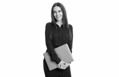 Mutlu gülümseyen okul öğretmeni profesör okula geri döndü. Elinde dizüstü bilgisayarla beyaz giysi stüdyosunda eğitim görüyor..